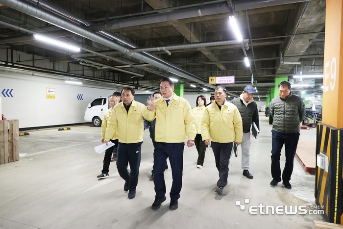 최대호 안양시장이 지난해 11월 동안구 안양농수산물도매시장을 점검했다.