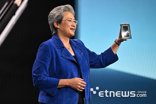 세계 최대 가전·정보기술(IT) 전시회 'CES 2026' 개막을 하루 앞둔 5일(현지시간) 미국 네바다주 라스베이거스 베네시안호텔에서 리사 수 AMD CEO가 기조연설 중 AI가속기 'MI455X'를 공개하고 있다. 라스베이거스=이동근기자 foto@etnews.com