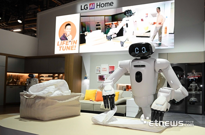 [포토] 수건 정리하는 홈로봇...LG 클로이드, CES 무대에 올라