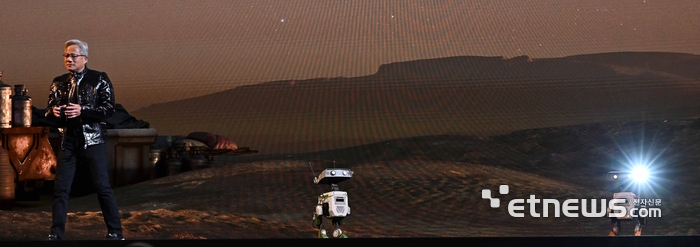 젠슨 황 엔비디아 CEO가 5일(현지시간) 미국 네바다주 라스베이거스 퐁텐블로 호텔에서 열린 엔비디아 CES 2026 라이브에서 특별연설을 하고 있다. 라스베이거스=이동근기자 foto@etnews.com