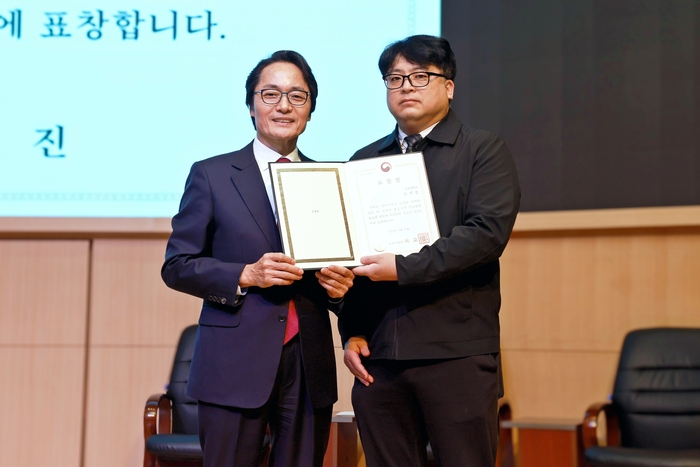 삼육대 조재성 과장(오른쪽)과 제해종 총장(사진=삼육대)