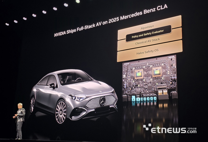 젠슨 황 엔비디아 CEO가 5일(현지시간) 미국 네바다주 라스베이거스 퐁텐블로 호텔에서 열린 CES 2026 라이브에서 2025년 메르세데스 벤츠 CLA에 풀스택 자율주행을 공급하고 있다고 발표하고 있다. 라스베이거스=김영호 기자.