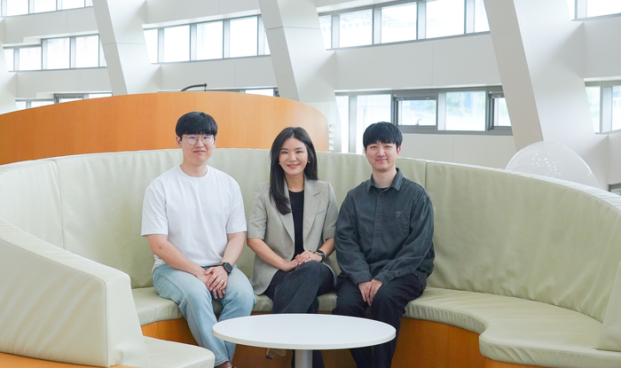 이은지 교수(가운데)와 윤준연 박사과정생(제1저자, 왼쪽)), 황준호 박사.
