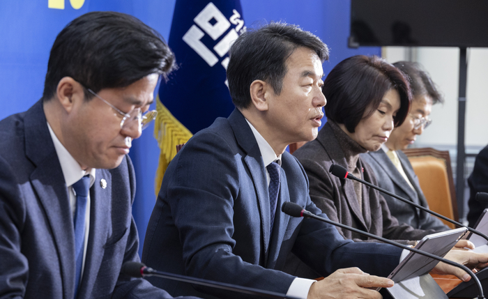 더불어민주당 문진석 원내대표 직무대행이 6일 국회에서 열린 원내대책회의에서 발언하고 있다. 연합뉴스