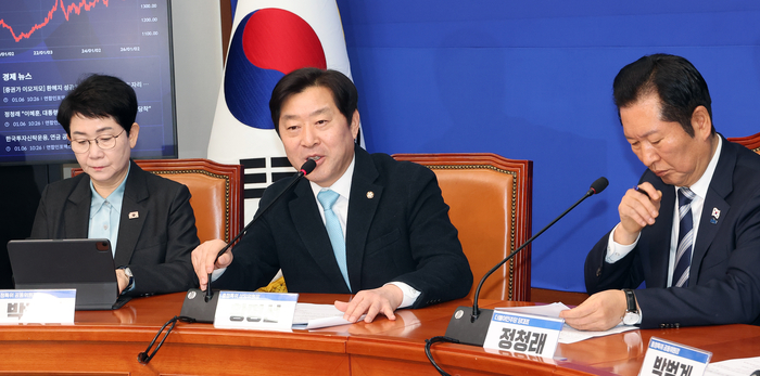 6일 서울 여의도 국회에서 열린 더불어민주당 충남·대전통합 및 충청지역 발전특별위원회 제2차 전체 회의에서 황명선 상임위원장이 발언하고 있다. 연합뉴스