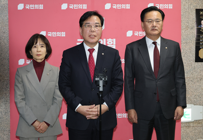 우원식 국회의장과 면담을 마친 국민의힘 송언석 원내대표가 6일 국회 원내대표실 앞에서 오는 8일 예정된 본회의 개최와 관련해 반대 입장을 표명하고 있다. 연합뉴스