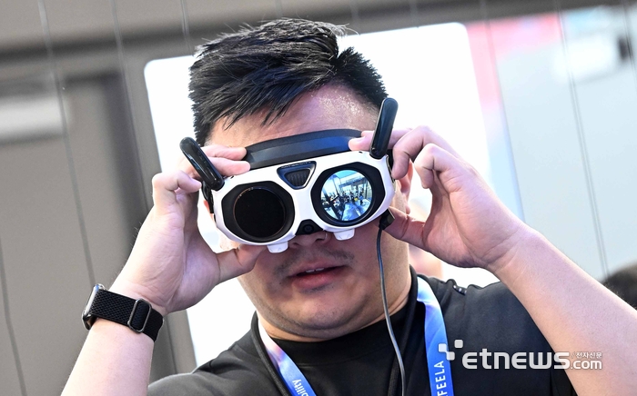 [포토] 비전고글로 실감나는 드론 비행 - 뉴스 썸네일 이미지