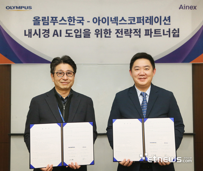 지난 6일 올림푸스한국 서초 본사에서 열린 협약식에서 타마이 타케시 올림푸스한국 대표(왼쪽)와 이항재 아이넥스 대표가 함께 협약서를 들고 기념촬영을 하고 있다.