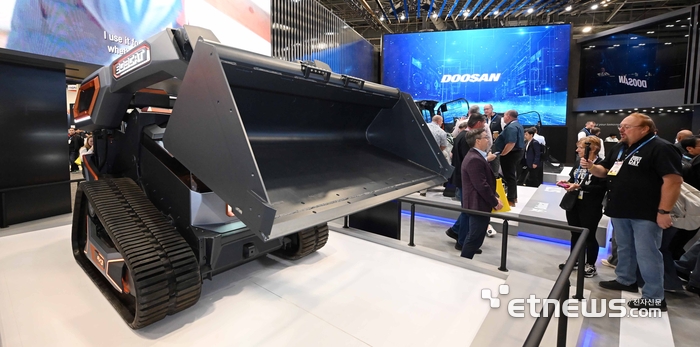 [포토] 두산밥캣 미래형 전동 건설장비 로그X3