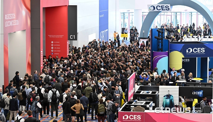 미국 네바다주 라스베이거스 LVCC 센트럴홀에서 개막한 세계 최대 가전·정보기술(IT) 전시회 'CES 2026'에 참관객이 입장하고 있다. 라스베이거스=이동근기자 foto@etnews.com