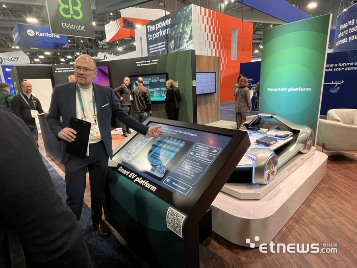 일렉트로비트 관계자가 차세대 스마트 EV 플랫폼을 설명하고 있다. 라스베이거스=정치연 기자