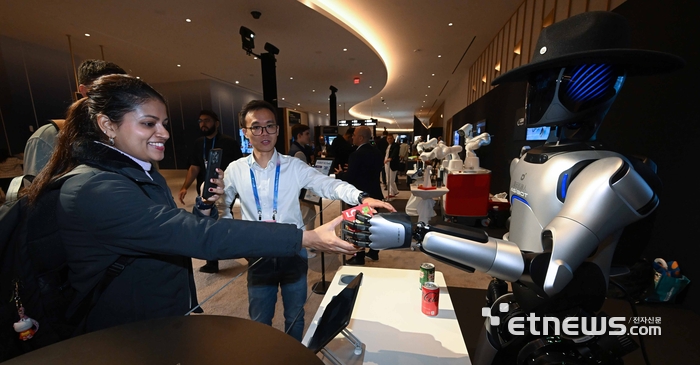[포토] 로봇이 건네주는 음료