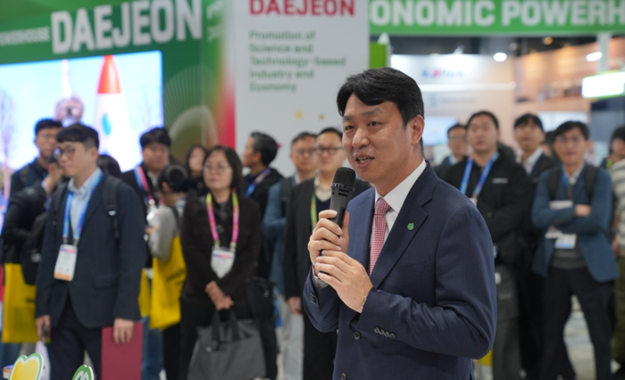 최성아 대전시 정무경제과학부시장이 미국 라스베이거스에서 열린 'CES 2026'에 참여해 대전통합관 개관을 축하했다.