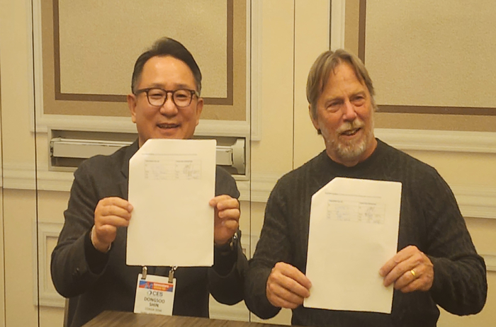 신동수 코아시아세미 대표(왼쪽)와 짐 켈러 텐스토렌트 최고경영자(CEO)