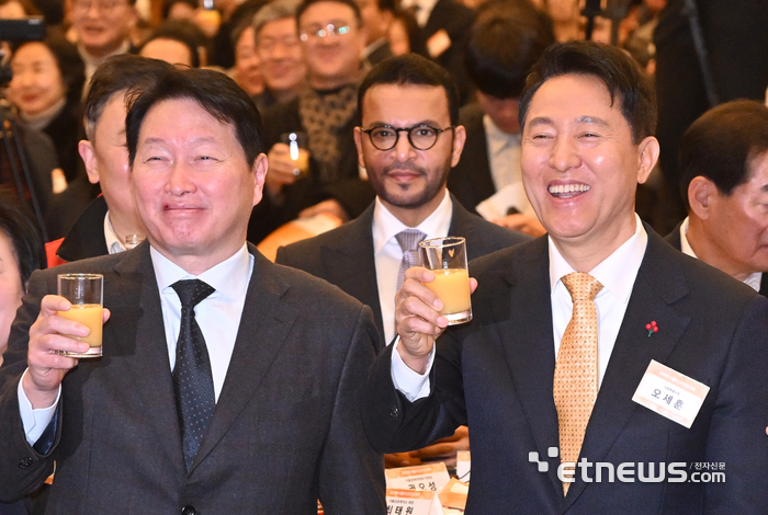 [포토] 건배사 들으며 웃는 최태원, 오세훈
