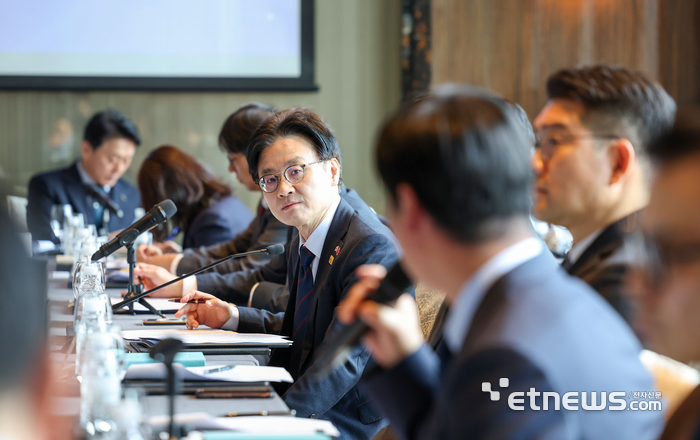 김정관 산업통상부 장관이 7일 중국 상하이에서 SM엔터, CJ CGV, KOTRA, 한국무역보험공사 등이 참석한 가운데 열린 '중국(상하이) 진출 소비재·콘텐츠 기업 간담회'를 주재하고 있다. 산업부 제공