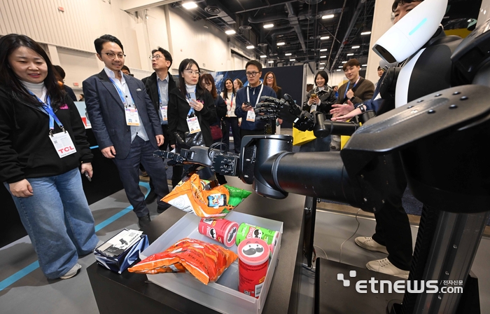 [포토] 로보티즈 '날렵한 손 동작'