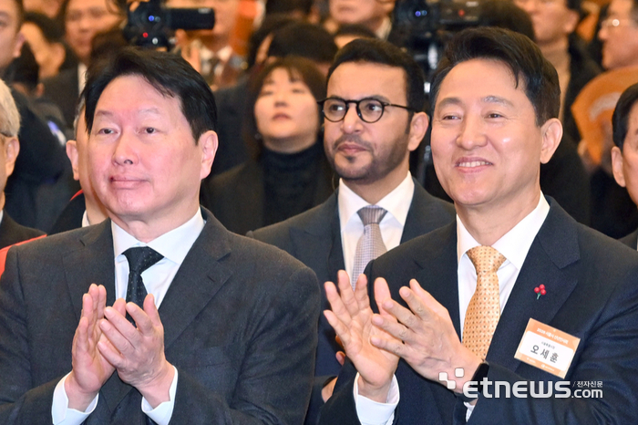 [포토] 박수치는 최태원, 오세훈