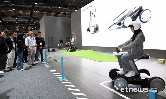 [포토] 모베드 시연 살펴보는 정의선