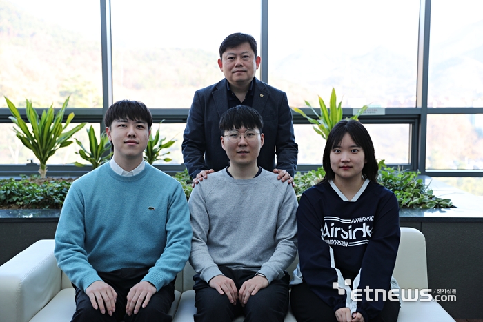 인수일 교수(가운데 상단)와 연구원들.