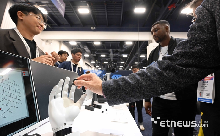 [포토] 로봇 손 촉감 테스트