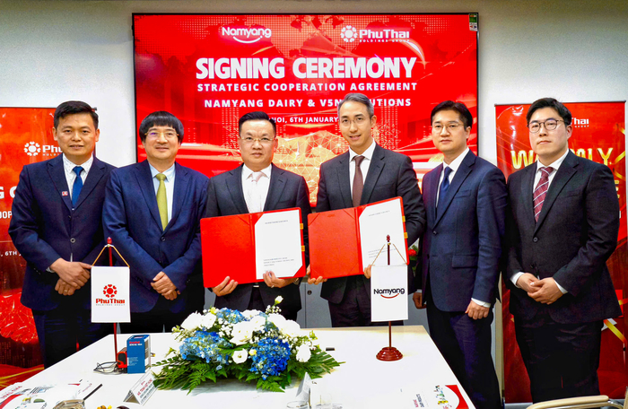 (왼쪽부터)응우옌 비엣 끄엉 푸타이 그룹 부사장, 팜 딘 도안 회장, 찐 비엣 흥 비즈니스 디벨롭먼트 디렉터, 김승언 남양유업 대표집행임원 사장, 서성현 글로벌사업팀장, 김응식 글로벌사업팀 차장