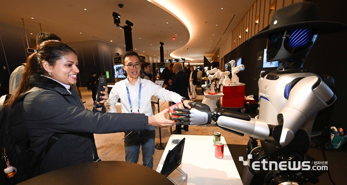 [포토] 로봇이 건네주는 음료