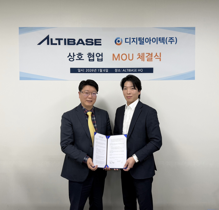 알티베이스와 디지털아이텍은 국내 및 일본 DBMS 시장 공동 확대를 목표로  MoU를 체결했다. 홍동훈 디지털아이텍 대표(왼쪽)와 남서우 알티베이스  이사가 협약식후 MoU를 들어보였다.
