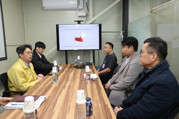 홍지선 국토교통부 제2차관(왼쪽)이 7일 경기 광주시 곤지암읍 쿠팡CFS 곤지암1센터를 찾아 물류센터 운영 현황과 종사자 근로 여건에 대한 설명을 듣고 있다.(사진=국토교통부)