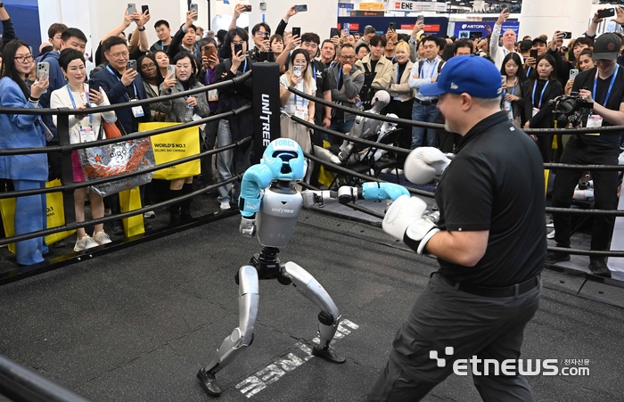 세계 최대 가전·정보기술(IT) 전시회 'CES 2026'이 개막한 6일(현지시간) 미국 네바다주 라스베이거스 컨벤션센터 노스홀에 마련된 유니트리 부스에서 인간과 로봇의 복싱 경기가 펼쳐지고 있다.
라스베이거스=이동근기자 foto@etnews.com