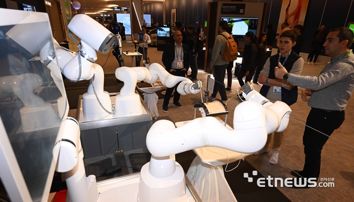 [포토] 척추수술 집도하는 수술로봇