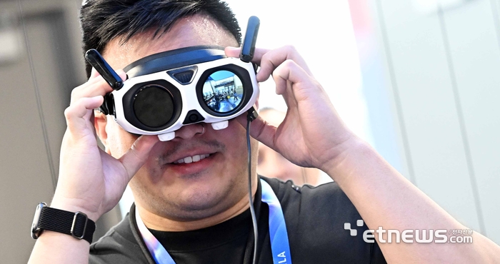 [포토] 비전고글로 실감나는 드론 비행