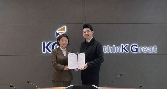 정은아 수산아이앤티 대표이사(왼쪽)가  KG ICT와 전략적 파트너십 계약을 맺은 뒤 이상준 KG ICT 대표이사와 기념 촬영을 하고 있다.(수산아이앤티 제공)