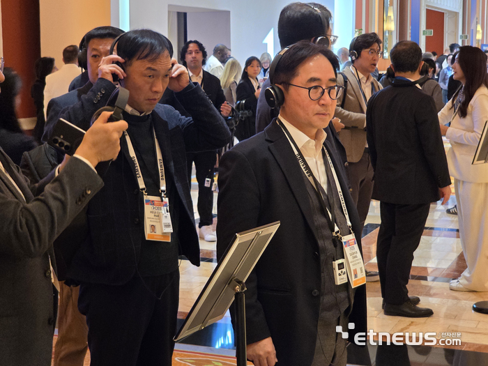 장덕현 삼성전기 사장이 6일(현지시간) 미국 라스베이거스 윈호텔에서 CES 2026 삼성전자 전시장을 찾아 설명을 듣고 있다. 라스베이거스=김영호 기자