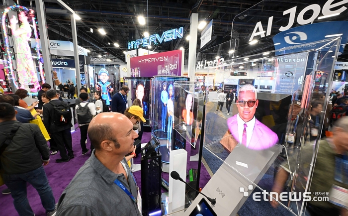 [포토] 홀로그램 속 AI휴먼 과의 대화