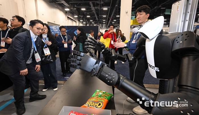 [포토] 인간의 동작을 인식해 따라하는 로봇