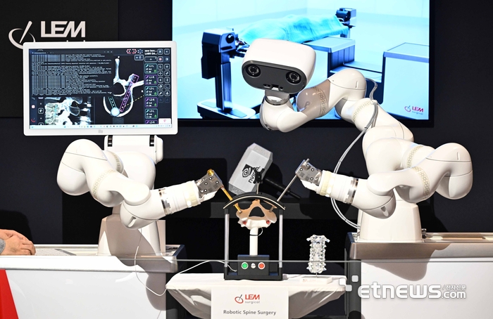 [포토] 수술 로봇이 척추 수술