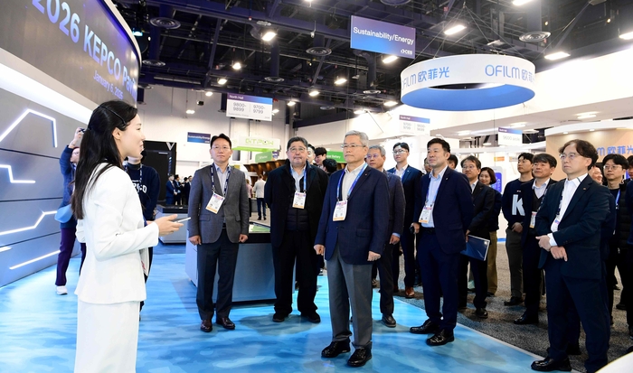 CES 2026 한전관에서 김동철 한전 사장 등 관계자들이 설명을 듣고 있다. [자료:한국전력]