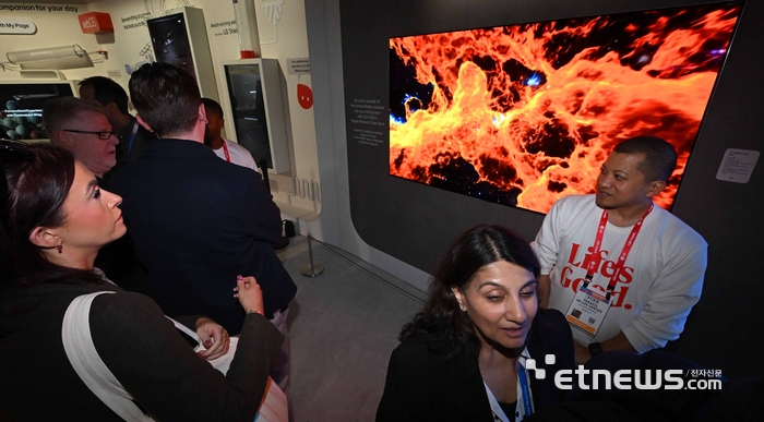 [포토] LG AI TV살펴보는 참관객