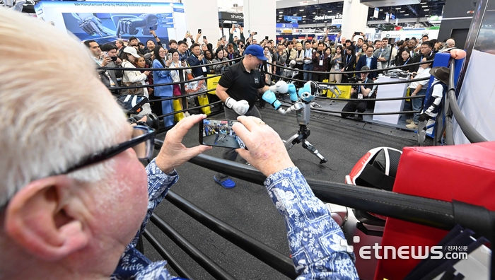 [포토] 흥미로운 인간과 로봇의 복싱 대결