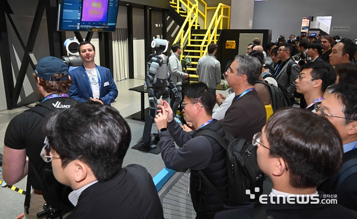 [포토] 아틀라스 관심 집중