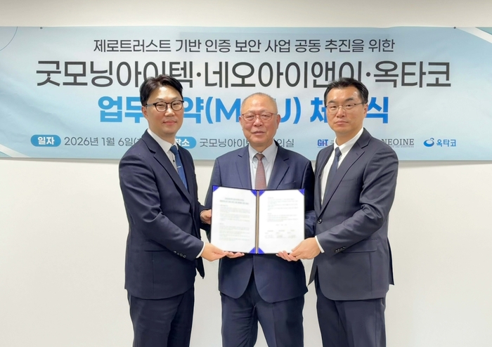 이재형 옥타코 대표(맨 왼쪽부터), 이주찬 굿모닝아이텍 대표, 박계형 네오아이앤이 대표가 굿모닝아이텍 본사에서 3자 업무협약 체결식을 진행하고 기념촬영했다. 굿모닝아이텍 제공