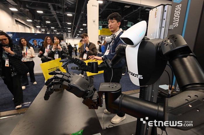 [포토] 로보티즈 '날렵한 손 동작'