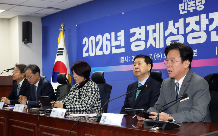 김영훈 고용노동부 장관(오른쪽)이 7일 서울 여의도 국회 의원회관에서 열린 2026년 경제성장전략 당정 협의에서 발언하고 있다. 연합뉴스