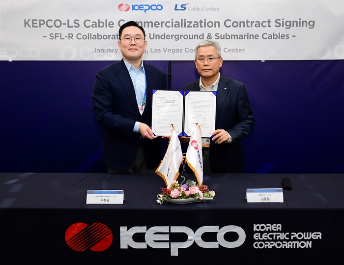 구본규 LS전선 사장(왼쪽)과 김동철 한전 사장이 계약 체결 후 기념촬영했다. [자료:한국전력]