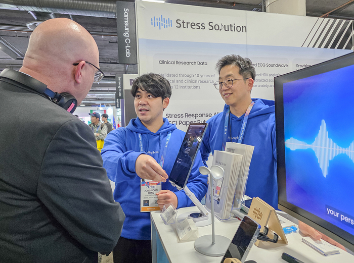 경북 스타트업인 스트레스솔루션 관계자들이 관람객에게 스트레스 완화 사운드를 설명하고 있다.