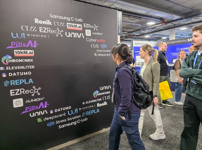 삼성전자 C랩 전시관 찾은 관람객들.