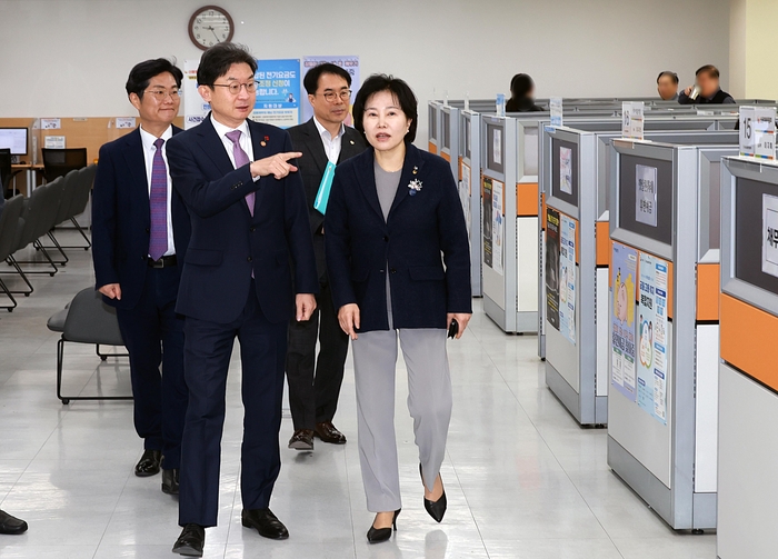 이억원 금융위원장(왼쪽)과 김은경 서민금융진흥원장 겸 신용회복위원회 위원장이 8일 오전 경기도 수원 서민금융통합지원센터에서 개최한 제1차 포용적 금융 대전환 1차회의에서 정부·유관기관, 5대금융지주 대표, 포용금융 민간전문가 등과 앞으로 정부와 민간이 함께 추진해 나가야할 포용금융 방향에 대해 논의했다. 사진= 금융위원회