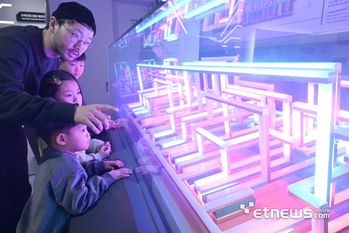 겨울방학과 추운 날씨에 과학관 등 실내 체험학습관의 인기가 높다. OO일 경기도 과천시 국립과천과학관을 찾은 학생들이 산술 및 논리 연산을 수행하는 로직 반도체를 설명하기 위한 컴퓨터에서 덧셈을 수행하는 가산기를 체험하고 있다. 박지호기자 jihopress@etnews.com