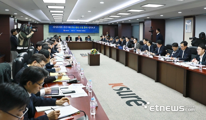 김정관 산업통상부 장관이 8일 서울 한국무역보험공사 대회의실에서 '산업통상부 공공기관(가스·원전 수출 분야) 업무보고'를 주재하고 있다. 산업부 제공